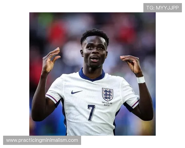 萨卡向英格兰前辈学习经验，持续提升为球队未来铺路