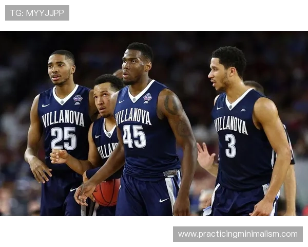 戈贝尔更主动挡拆后滚，压制对方内线效率