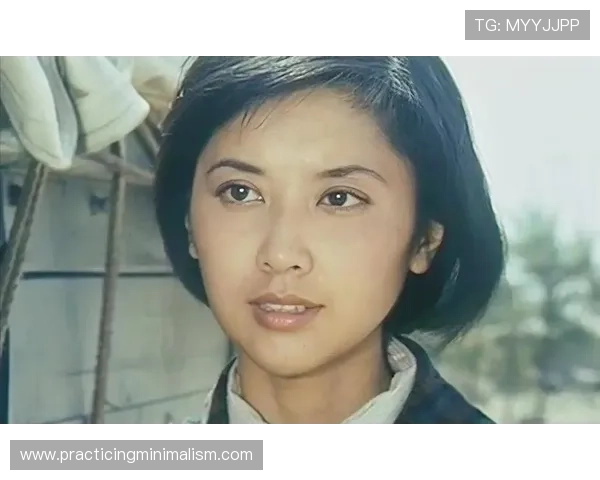 朱琳上场那会儿，看着她喝水的姿势比明星还讲究，我笑了半天！